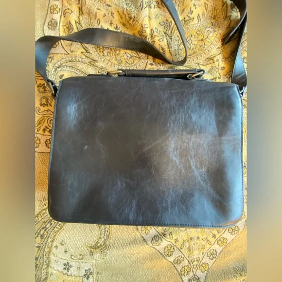 Black BDG Urban Outfitters Messenger Style Crossbody Bag 💼 with Gold Hardware - Picture 8 of 8